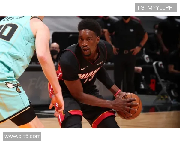 黄蜂与热火季后赛第三场激战回顾球员表现与战术分析全景呈现